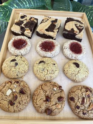 Galletas y brownie hechos con harina de almendras (sin gluten, sin lácteos ni huevos)  at Mala Mía  in Santiago
