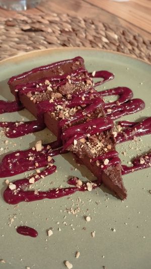 Pastís de xocolata i plàtan vegà at Pizza Natura in Barcelona