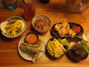 Bao Bun, Tofu Sticks, Udonnudeln, Mango Salat, Wantans, Sommerrollen (Dumplings kamen erst später) at Madame Mai in Hamburg