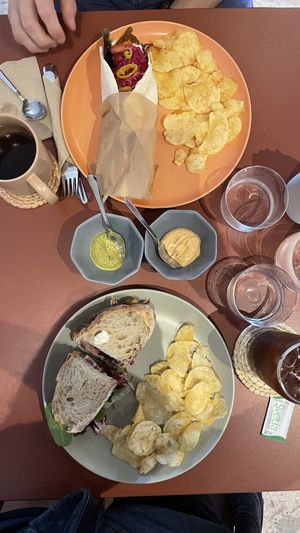 Mesa con todo  at Buen Confidente in Merida