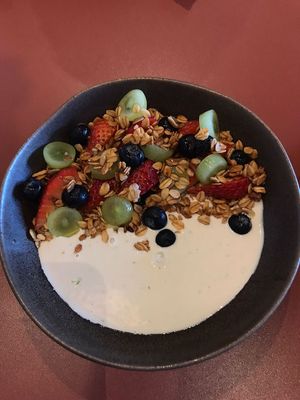 Granola con yogurt y fruta  at Buen Confidente in Merida
