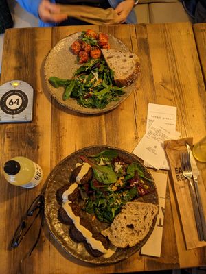 Falafel, tofu croustillants at Honest Greens - Chiado in Lisbon