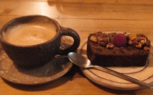 Latte chico (leche de almendras) y Banana bread (banana, almendras laminadas, vainilla, canela, nueces caramelizadas, frambuesa). El latte costó 2,50€ y el pan de banana 2,90€ at Honest Greens - Chiado in Lisbon
