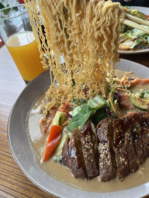 Flying Noodles mit „Ente"  at Umi Vegan in Berlin