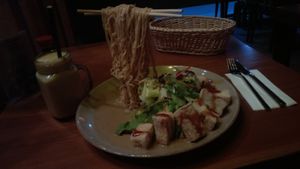 Fliegende Nudeln und Mango Lassi at Umi Vegan in Berlin