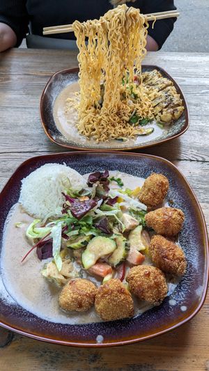 Flying Noodles und ganz viel Erdnusssoße at Umi Vegan in Berlin