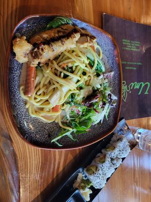 Udon Nudeln, Erdnusssoße und Seitan Hähnchen mit krosser Haut at Umi Vegan in Berlin