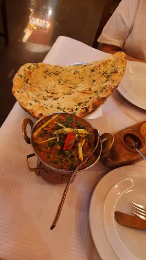 Garlic Naan & Veggie Curry at Masala in Cascais