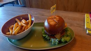 fries (4,90€) & erbsenkraft burger (7,90€) #Veganuary at Hans im Glück in Fulda