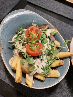 Loaded fries with creamy mushrooms 🍄‍🟫   at Hans im Glück - Caleido in Stuttgart