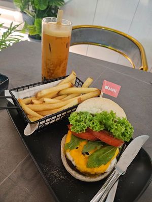 Omni 🍔 ~ 16/9/23 at nomVnom Cafe in Johor Bahru