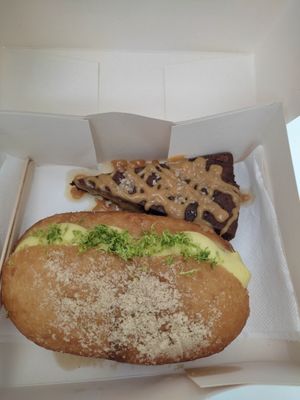 Lemon doughnut and brownie with salted caramel sauce at Gupi Vegan Pastry - Pop Up in Lisbon