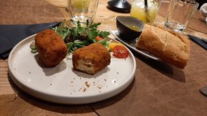 Vegan ham-kaaskroketten at Thuus. in Wenduine