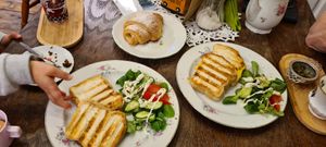 Heerlijke glutenvrije & vegan tosti's, choco croissant en wortelcake 💚 at Fluit & Kruid in Putten