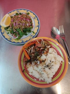 Chapsui de tofu con arroz y ensalada at Come Como Cabra in Nunoa