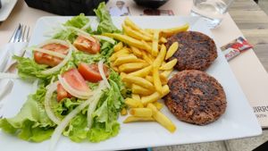 Plato combinado 12: hamburguesa beyong at La Milla Cafetería in San Miguel De Meruelo