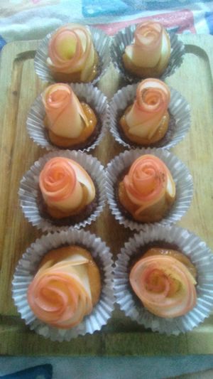 Raw cakes with apples and roses at Butterflies Court - Castello d'Orsara Bormida in Orsara Bormida