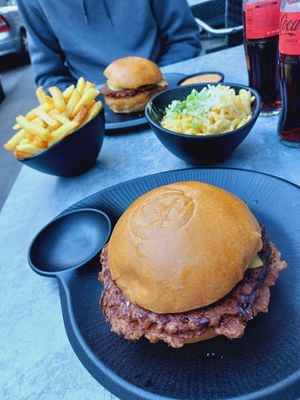 Cheezy vegan, vegan love + fries and mac n cheese at Smashup! in Aachen