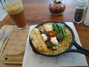 Panelinha de polenta, ragu de cogumelos tostados, parmesão de castanhas e rúcula at Moringa in Niteroi