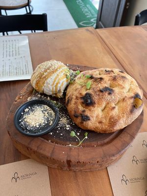 Burrata (igual um queijo de castanha cremoso, não chamaria de burrata) com melado at Moringa in Niteroi