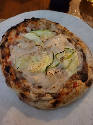 pizza de burrata, abobrinha e limão siciliano at Moringa in Niteroi