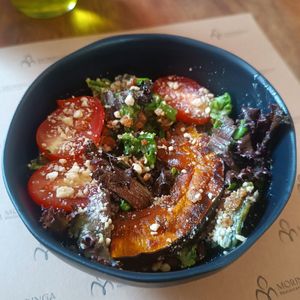Salada caesar com bacon de tempeh, parmesão caseiro de castanha e abóbora grelhada. at Moringa in Niteroi