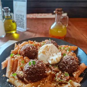 Pasta a puttanesca com burrata vegana e óleo de pimenta. at Moringa in Niteroi