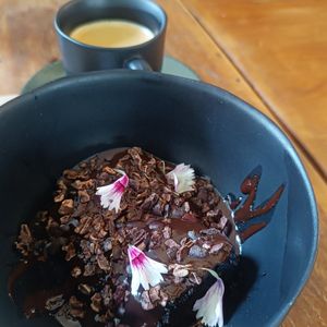 Bolo de chocolate com caldo de chocolate e cacau nibs. at Moringa in Niteroi