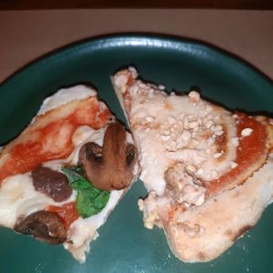 Pizza de espinafre e cogumelos // pizza 4 queijos caseiros. at Moringa in Niteroi