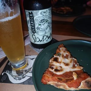 Pizza de jaca com requeijão e cerveja artesanal. at Moringa in Niteroi