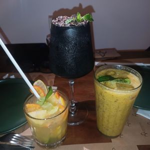 Caipirinha de três limões, drink de gin e liquor de cacau e suco de maracujá com gengibre. at Moringa in Niteroi