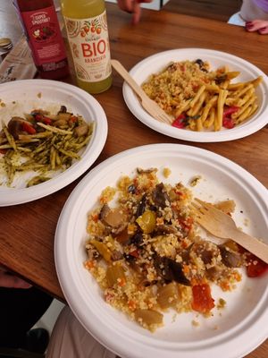 Nudeln, Couscous, Gemüse - zum Mixen wie man möchte:-) Leider Einweggeschirr... at Artisti del Vegetariano - Corso Magenta in Milan