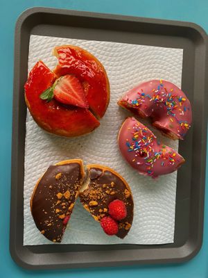 Rasp Veggie (donut de recheio de framboesa, cobertura de chocolate negro, lótus partida e framboesa) e Vegan Morango (donut sem recheio, cobertura de geleia de morango e morango)  at Cloud Doughnuts in Fatima