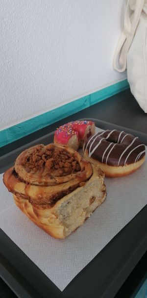 Cinnamon Roll (rolo de massa donut com manteiga e canela, creme de lótus, riscos de caramelo e lótus partida) at Cloud Doughnuts in Fatima