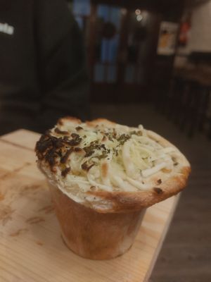 Cono veggie: formatge vegà, olives negres, xampinyons, tomàquet, carxòfes i oli de tòfona at Tarrakoconos in Tarragona