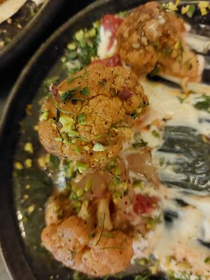 Geroosterde bloemkool met vegan yoghurt at Barrio  in Liege