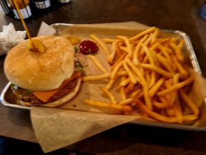 Burger avec patty maison at Proper Brewing & Burger Co in Moab