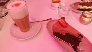 Schoko Kuchen und Pistazien Latte mit Hafermilch at Café Soulcakes in Ingolstadt
