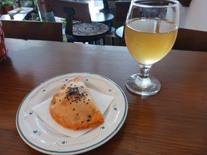 Empanada vegana y kombucha at La Casita Jardín in Altea