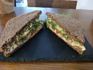 Vegan sándwich with avocado and salad at La Casita Jardín in Altea