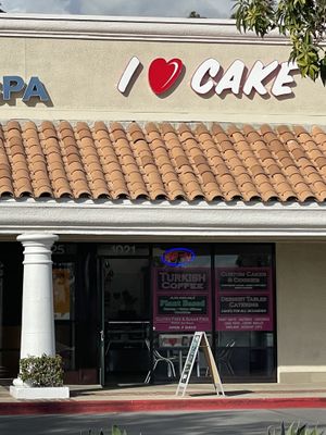 Very friendly staff  at I Heart Cake in San Dimas