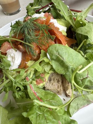 Sauerteig, Brot, geröstet und super knackig mit veganem Lachs aus Karotten, die mariniert waren mit Erbsen minus Guacamole. Top!  at Blumental in Berlin