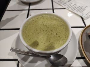 Matcha latte disponibile sia con latte di soia che d'avena at Pappare' Emilia in Reggio Emilia