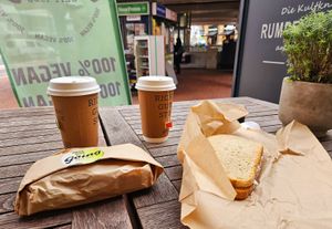 Hirtenkeesestullen und Tee at Veganer Göing - Jakobistr in Hannover