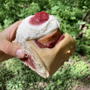 Raspberry roll  at Veganer Göing - Jakobistr in Hannover