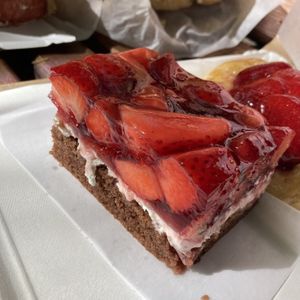 Strawberry cake  at Veganer Göing - Jakobistr in Hannover