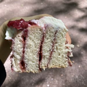 Cross section of Raspberry Roll  at Veganer Göing - Jakobistr in Hannover