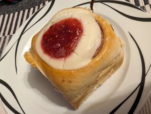 Himbeerrolle at Veganer Göing - Jakobistr in Hannover