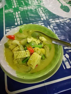 Green curry vegan Tofu at Kiwi Orchid in Ranong