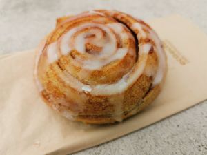 Cinnamon Roll (White Rabbit) at Café Brühbar  in Baden